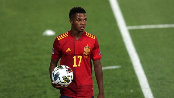 MADRID, SPAIN - SEPTEMBER 06: Ansu Fati of Spain hols the ball during the UEFA Nations League group stage match between Spain and Ukraine at Estadio Alfredo Di Stefano on September 06, 2020 in Madrid, Spain. (Photo by Gonzalo Arroyo Moreno/Getty Images)