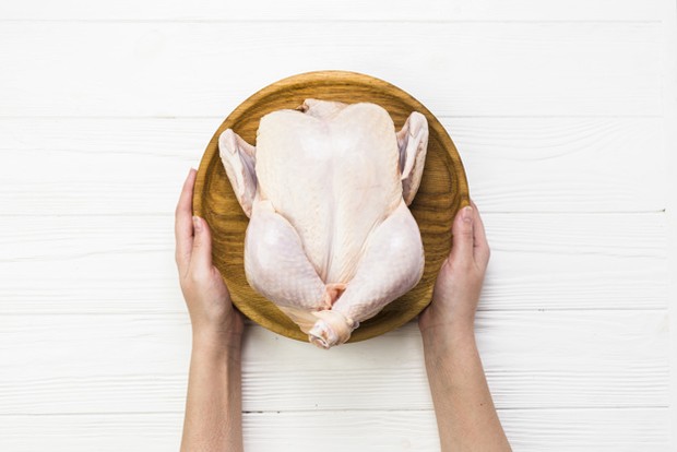 Daging ayam yang masih segar memiliki warna putih dengan semburat merah muda.