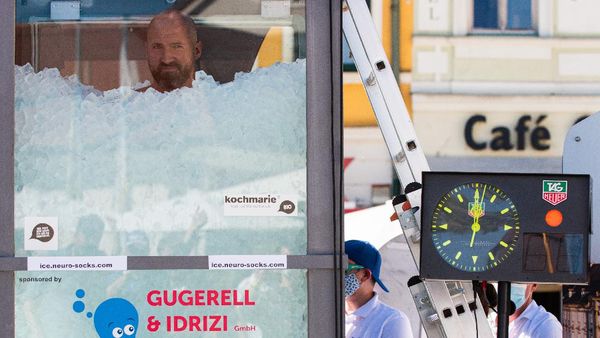 Berendam di Tumpukan Es 2,5 Jam, Pria Ini Pecahkan Rekor Dunia