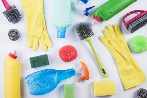 Bersihkan Peralatan/ Foto: Freepik.com Selain toilet yang harus dibersihkan jangan lupa untuk membersihkan peralatannya