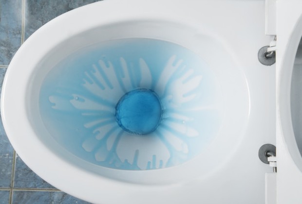 Campurkan Cairan Pembersih Ke Dalam Tank/Foto: Freepik.com campurkan pembersih ke dalam tank agar toilet bebas kuman