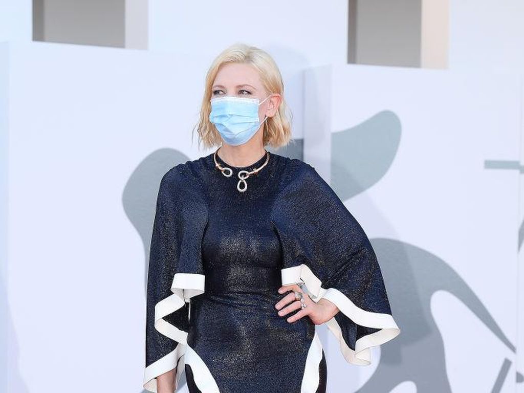 Tak Gengsi, Cate Blanchett Tebar Pesona Pakai Gaun Lama di Red Carpet