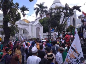 Massa Aliansi Masyarakat Adat Demo di Depan Kantor Gubsu, Lalin Dialihkan