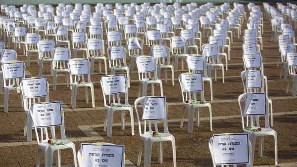 Deretan Bangku Kosong Simbol Kematian Akibat Corona di Israel