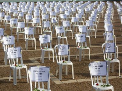 Deretan Bangku Kosong Simbol Kematian Akibat Corona di Israel