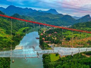 Potret Jembatan Kaca Terpanjang di Dunia, Menggantung di Atas Sungai