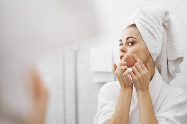 Jerawat/freepik.com Jerawat vulgaris adalah jenis yang paling rutin muncul di kulit. Jika kamu sering beraktivitas di luar, maka kemungkinan besar jerawat ini akan muncul.