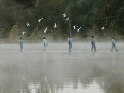 Heboh Video Kanye West Berjalan di Atas Air