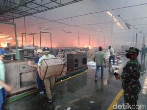5 Ledakan Warnai Kebakaran Pabrik Mebel di Mojokerto 5 Ledakan Warnai Kebakaran Pabrik Mebel di Mojokerto