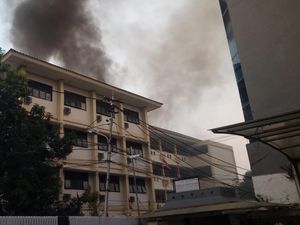 Melihat Proses Pendinginan Usai Kebakaran di Jatinegara