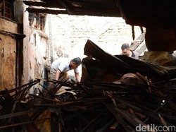 Pedagang Bersihkan Sisa Kebakaran yang Hanguskan 13 Ruko di Bandung