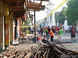 Puing-puing 13 Ruko di Tegalega Jadi Tontonan Warga, Arus Lalu Lintas Macet