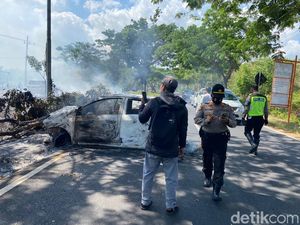 Tabrak Pohon, Mobil LCGC Hangus Terbakar di Akses Menuju Suramadu