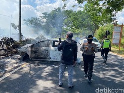 Tabrak Pohon, Mobil LCGC Hangus Terbakar di Akses Menuju Suramadu