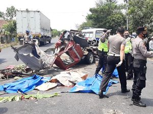 Tragedi Maut di Tuban, MPV Vs Truk Bikin Enam Orang tewas