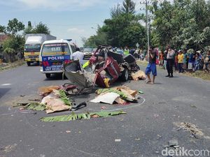 Berikut Identitas 6 Korban Tewas MPV Tabrak Truk di Tuban