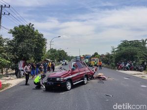 MPV Tabrak Truk di Tuban, 6 Orang Tewas