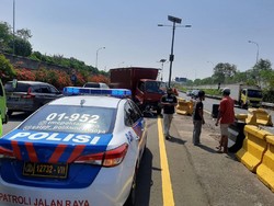 Hilang Kendali, Truk Boks Tabrak Pembatas Jalan di Tol Sedyatmo