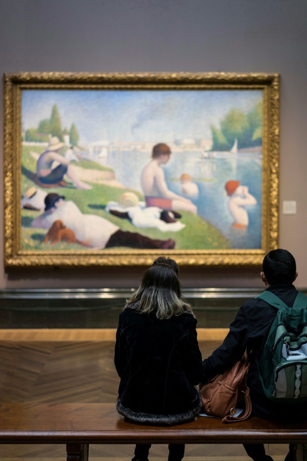 Menghabiskan waktu luang untuk melihat-lihat pameran seni di museum juga menyenangkan,