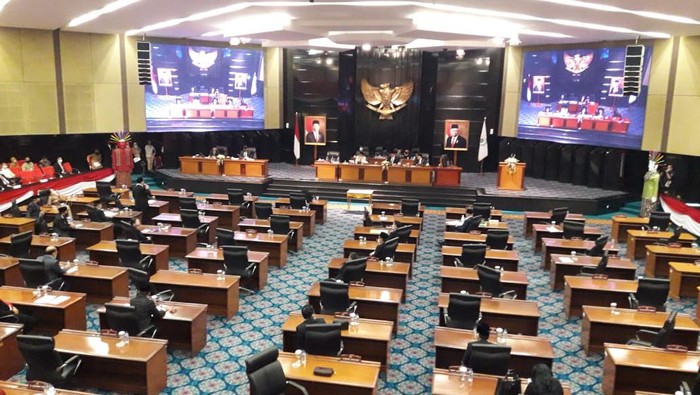 Kursi di rapat paripurna DPRD banyak yang kosong karena 4 fraksi walkout Kursi di rapat paripurna DPRD banyak yang kosong karena 4 fraksi walkout