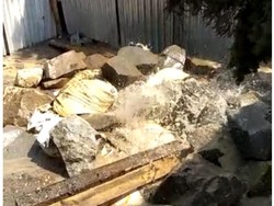 Lubang Semburan Air yang Dikira Lumpur di Bekasi Kini Ditutup Batu