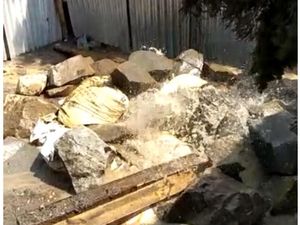 Lubang Semburan Air yang Dikira Lumpur di Bekasi Kini Ditutup Batu Lubang Semburan Air yang Dikira Lumpur di Bekasi Kini Ditutup Batu
