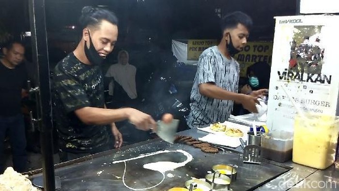 Mas Burger Makassar yang viral (Hermawan Mappiwali/detikcom).