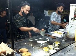 Jago Juggling Telur dan Pantun, Mas Burger di Makassar Banjir Pembeli