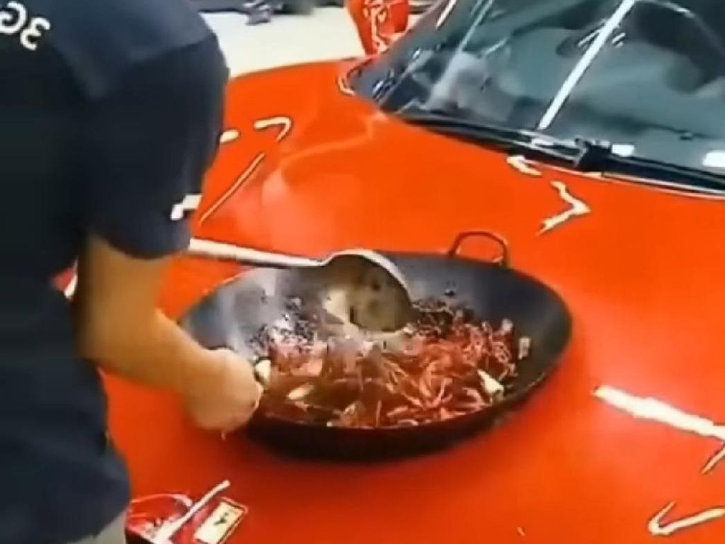 Kap Mobil Ferrari Jadi Tempat Masak, Netizen : Sultan Mah Bebas!