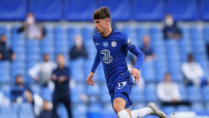 LONDON, ENGLAND - JULY 26: Mason Mount of Chelsea runs with the ball during the Premier League match between Chelsea FC and Wolverhampton Wanderers at Stamford Bridge on July 26, 2020 in London, England. Football Stadiums around Europe remain empty due to the Coronavirus Pandemic as Government social distancing laws prohibit fans inside venues resulting in all fixtures being played behind closed doors. (Photo by Mike Hewitt/Getty Images)