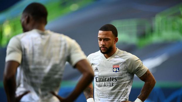 LISBON, PORTUGAL - AUGUST 15: Memphis Depay of Olympique Lyon warms up prior to the UEFA Champions League Quarter Final match between Manchester City and Lyon at Estadio Jose Alvalade on August 15, 2020 in Lisbon, Portugal. (Photo by Franck Fife/Pool via Getty Images)