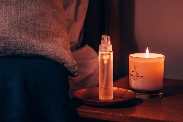 Menghilangkan Minyak Wajah Berlebih/ Foto: Instagram.com/aromatherapyassociates fluktuasi hormon dan tingkat stres dapat memperparah minyak wajah berlebih, karenanya penting untuk menjaga pola hidup seimbang dengan tidur yang cukup