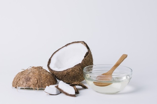 Minyak yang satu ini juga ampuh untuk mengatasi kulit kering, eksim, dan psoriasis. Sebab, minyak kelapa memiliki kemampuan untuk membantu mempertahankan kelembaban.