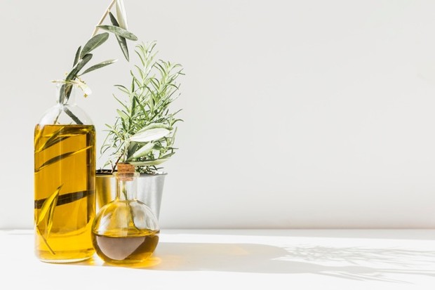 Minyak Rosemary/Freepik.com Minyak rosemary dapat atasi masalah rambut.