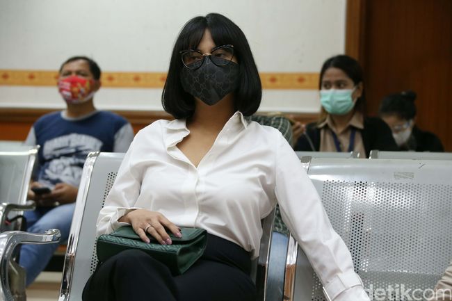 Momen Vanessa Angel Jalani Sidang Kasus Kepemilikan Narkoba Momen Vanessa Angel Jalani Sidang Kasus Kepemilikan Narkoba