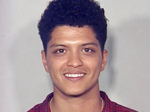 10 Foto Artis saat Ditangkap Polisi, Ada yang Merengut sampai Pasang Senyum