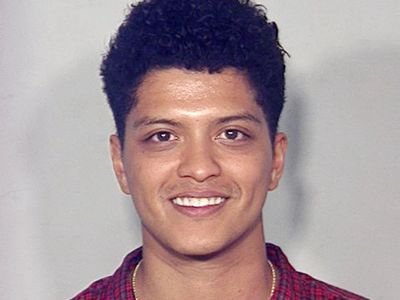 10 Foto Artis saat Ditangkap Polisi, Ada yang Merengut sampai Pasang Senyum