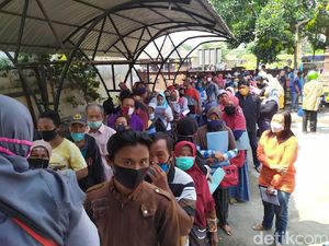 Miris, Ratusan Pemohon Banpres Usaha Mikro di Mojokerto Abaikan Jaga Jarak Miris, Ratusan Pemohon Banpres Usaha Mikro di Mojokerto Abaikan Jaga Jarak