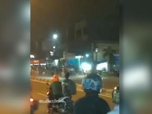 Video Suasana Mencekam Saat Dua Ormas Bentrok di Ciledug Video Suasana Mencekam Saat Dua Ormas Bentrok di Ciledug