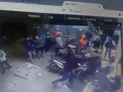 Terekam CCTV, Pemuda di Makassar Luka-luka Dikeroyok Sejumlah Pria