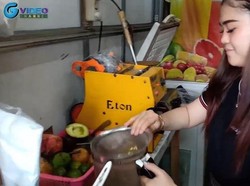 Si Geulis Lina Ini Bikin Pembeli Betah Antre Beli Jus Buah Racikannya