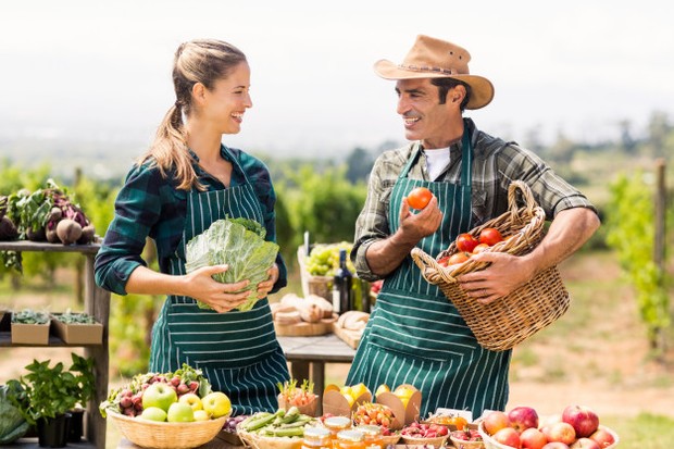Pasangan ini sedang berbelanja di farmer's market