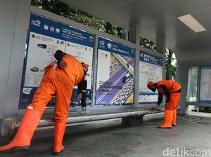 Aksi Pasukan Oranye Bersihkan Halte Bus di Jalan Sudirman