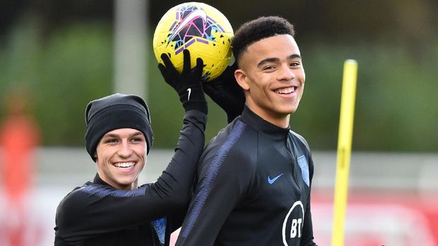 Phil Foden, Mason Greenwood BURTON-UPON-TRENT, ENGLAND - NOVEMBER 11: Phil Foden and Mason Greenwood of England U21s takes part in a training session at St Georges Park on November 11, 2019 in Burton-upon-Trent, England. (Photo by Nathan Stirk/2019 Getty Images)