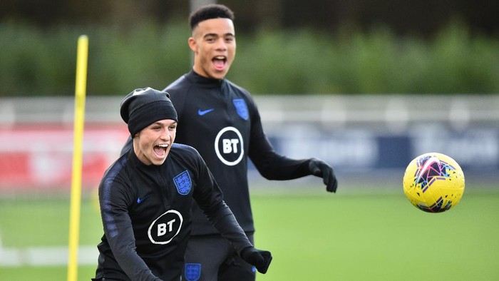 BURTON-UPON-TRENT, ENGLAND - NOVEMBER 11: Phil Foden and Mason Greenwood of England U21s takes part in a training session at St Georges Park on November 11, 2019 in Burton-upon-Trent, England. (Photo by Nathan Stirk/2019 Getty Images)