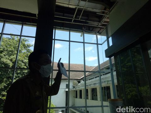 Pj Walkot Makassar, Rudy Djamaluddin, geram melihat kondisi Gedung Balai Kota Makassar yang dinilainya sudah nyaris roboh (Ibnu Munsir/detikcom)