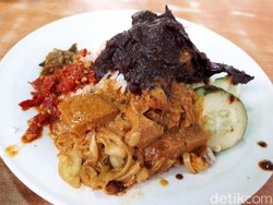 Pondok Salero: Lamak Bana! Nasi Berlauk Rendang Hitam Bukittinggi