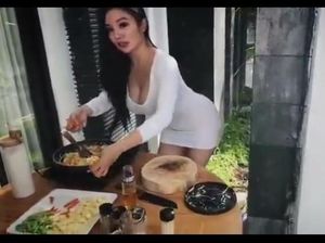 Presenter Masak Berbaju Seksi hingga Manfaat Minum Kopi Tanpa Gula Presenter Masak Berbaju Seksi hingga Manfaat Minum Kopi Tanpa Gula