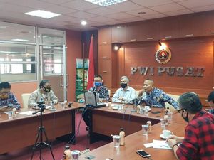 PWI Sayangkan Banyak Bapaslon Bawa Massa Besar Saat Daftar Pilkada PWI Sayangkan Banyak Bapaslon Bawa Massa Besar Saat Daftar Pilkada