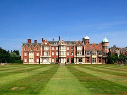 Bahkan Vila Ratu Inggris Disulap Jadi Bioskop Drive in